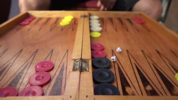 Spelaren Kastar Tärningarna Vid Backgammon Bordet — Stockvideo