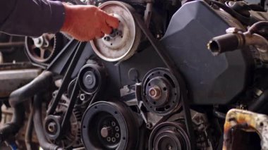 Araba Motor Paneli 'ni Hex Key Görüntülü Sıkıştırma Teknisyeni.