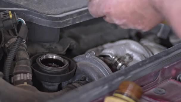 Auto Monteur Bij Repair Shop Vulling Engine Oil Het Sluiten — Stockvideo