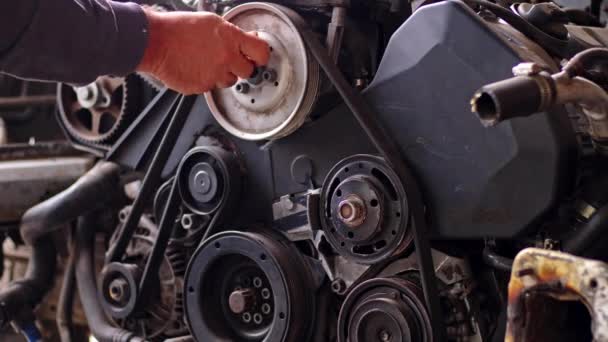 Polea Apriete Mecánico Panel Del Motor Del Coche Con Metraje — Vídeo de stock