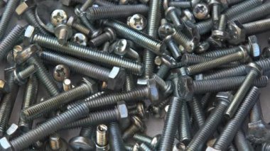 Gümüş Krom Renk Metal Yığını Bir Masa Görüntüsünü Açan Vidalar.