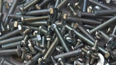 Gümüş Krom Renk Metal Yığını Bir Masa Görüntüsünü Açan Vidalar.