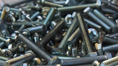 Gümüş Krom Renk Metal Yığını Bir Masa Görüntüsünü Açan Vidalar.