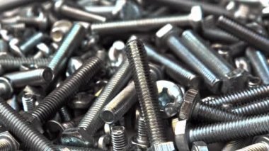 Çok Güzel Gümüş Krom Renkli Metal Yığını Bir Masa Görüntüsünü Açan Vidalar.