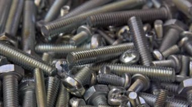 Çok Güzel Gümüş Krom Renkli Metal Yığını Bir Masa Görüntüsünü Açan Vidalar.