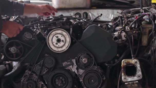ワークショップでの車のエンジンの機械的点検の欠陥点火システム — ストック動画