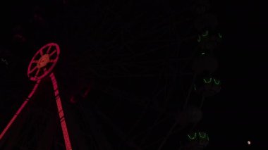 Ferris Wheel Lights and Silhouette Gece Görüntülerinde Lunaparkta Çalışıyor.