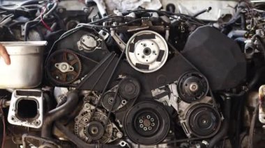 Tamirci Tamir Atölyesindeki Motor Parçalarını Kontrol Ediyor.
