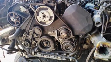 Motorun İçindeki Parçalar Atölye Görüntülerindeki Arabanın Ön Yüzü.