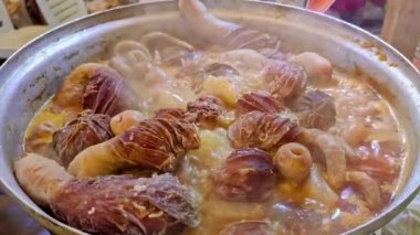 Turkish Street Flavor Lamb Offal Büyük Ot Sirdan Görüntülerinde Pişirildi. Geleneksel Türk Doldurulmuş pirinç işkembesi veya Türk Restoranı 'ndaki masada sakatat yemeği. Sirdan Dolma, Adana 'nın en sevdiği yemektir..