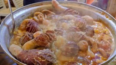 Turkish Street Flavor Lamb Offal Büyük Ot Sirdan Görüntülerinde Pişirildi. Geleneksel Türk Doldurulmuş pirinç işkembesi veya Türk Restoranı 'ndaki masada sakatat yemeği. Sirdan Dolma, Adana 'nın en sevdiği yemektir..
