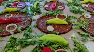 Geleneksel Sokak Sosisi Izgara İçin Hazırlandı.