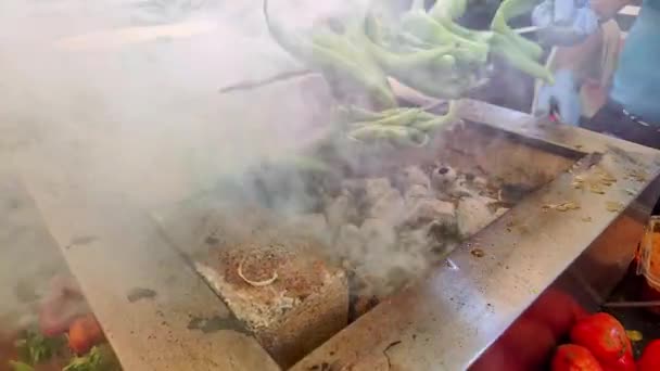 Chef Tourne Brochettes Tout Cuisinant Street Taste Shish Kebabs Sur — Video