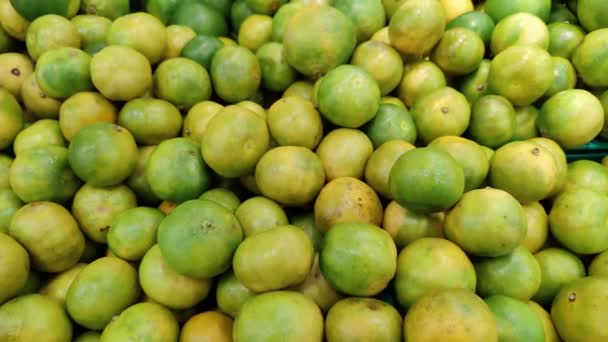 Pilha Filmagem Natural Limão Amarelo Orgânico Verde — Vídeo de Stock