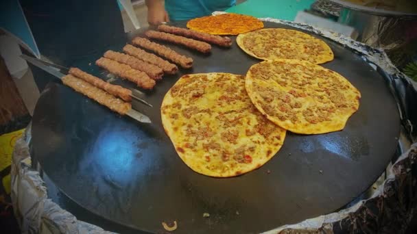 Schaschlik Und Lahmacun Teig Auf Metallplatte Gekocht — Stockvideo