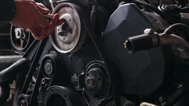 Автомеханик Снимает Шкив Неисправного Двигателя Ремонтной Мастерской — стоковое видео