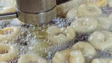 Türk Donutu Lokma. Kızarmış Hamur. Amerikan çöreklerinin aksine, Lokma ağzında erir. Ama bazıları için fazla tatlı. Lokma, şekerli şuruba batırılmış, kızartılmış bir Türk tatlısıdır..