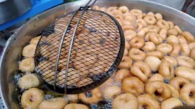 Türk Donutu Lokma. Kızarmış Hamur. Amerikan çöreklerinin aksine, Lokma ağzında erir. Ama bazıları için fazla tatlı. Lokma, şekerli şuruba batırılmış, kızartılmış bir Türk tatlısıdır..