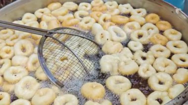 Türk Donutu Lokma. Kızarmış Hamur. Amerikan çöreklerinin aksine, Lokma ağzında erir. Ama bazıları için fazla tatlı. Lokma, şekerli şuruba batırılmış, kızartılmış bir Türk tatlısıdır..