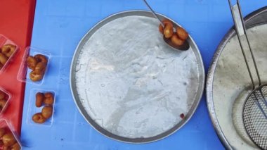 Türk Donutu Lokma. Kızarmış Hamur. Amerikan çöreklerinin aksine, Lokma ağzında erir. Ama bazıları için fazla tatlı. Lokma, şekerli şuruba batırılmış, kızartılmış bir Türk tatlısıdır..