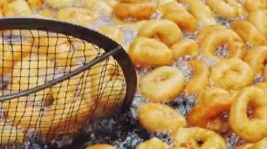 Türk Donutu Lokma. Kızarmış Hamur. Amerikan çöreklerinin aksine, Lokma ağzında erir. Ama bazıları için fazla tatlı. Lokma, şekerli şuruba batırılmış, kızartılmış bir Türk tatlısıdır..