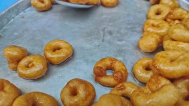 Türk Donutu Lokma. Kızarmış Hamur. Amerikan çöreklerinin aksine, Lokma ağzında erir. Ama bazıları için fazla tatlı. Lokma, şekerli şuruba batırılmış, kızartılmış bir Türk tatlısıdır..