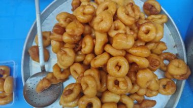 Türk Donutu Lokma. Kızarmış Hamur. Amerikan çöreklerinin aksine, Lokma ağzında erir. Ama bazıları için fazla tatlı. Lokma, şekerli şuruba batırılmış, kızartılmış bir Türk tatlısıdır..