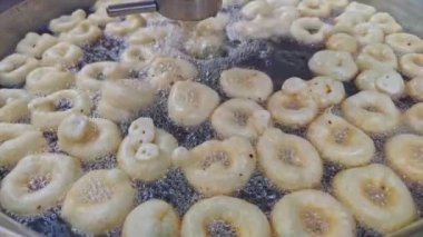 Türk Donutu Lokma. Kızarmış Hamur. Amerikan çöreklerinin aksine, Lokma ağzında erir. Ama bazıları için fazla tatlı. Lokma, şekerli şuruba batırılmış, kızartılmış bir Türk tatlısıdır..
