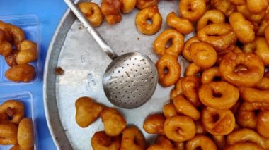 Türk Donutu Lokma. Kızarmış Hamur. Amerikan çöreklerinin aksine, Lokma ağzında erir. Ama bazıları için fazla tatlı. Lokma, şekerli şuruba batırılmış, kızartılmış bir Türk tatlısıdır..