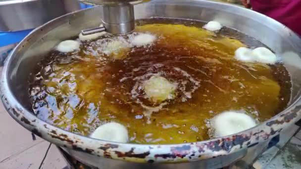 Turecki Pączek Lokma Smażone Ciasto Przeciwieństwie Pączków Amerykańskich Lokma Topi — Wideo stockowe
