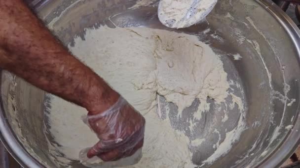 おいしい伝統的なトルコのデザート小麦小麦粉Lokmaドーナツ生地の映像 — ストック動画