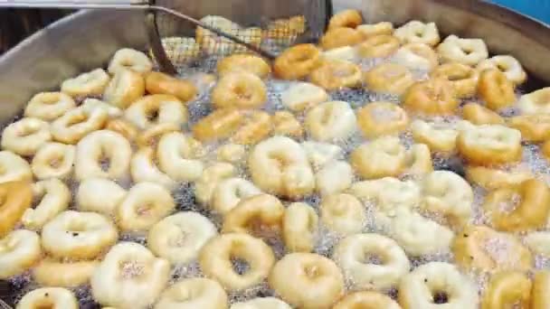 Τούρκικο Ντόνατ Λόκμα Τηγανητά Ντόνατς Αντίθεση Αμερικάνικα Ντόνατς Λόκμα Λιώνει — Αρχείο Βίντεο