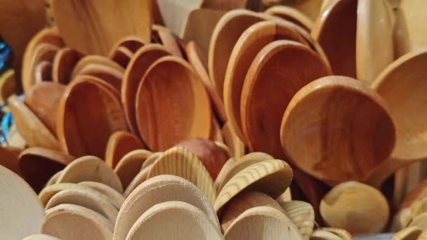 Haufen Handgemachter Holzlöffel Zum Verkauf Auf Dem Basar — Stockvideo