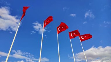 Türkiye Ulusal Bayrağı Bulutlu Hava Görüntülerinde Gökyüzünde Dalgalanıyor.