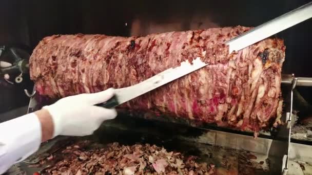 Food Master Chef Corta Tradicional Kebab Turco Cozido Fogo Madeira — Vídeo de Stock