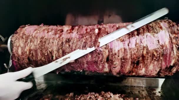 フードマスターシェフナイフ映像で薪で調理された伝統的なトルコのケバブをカット — ストック動画