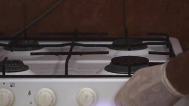 Aşçı, mutfak görüntülerinde paslı gaz ocağının alevlerini eski saksılara koydu..