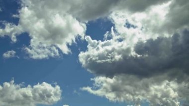 Bulutlu Mavi Gökyüzü Arkaplanı.