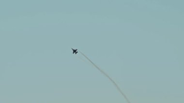 İzmir, Türkiye 9 Eylül 2022: Türk Hava Kuvvetleri Solo Aerobik Gösterisi Hava Gösterisi Görüntüleri.