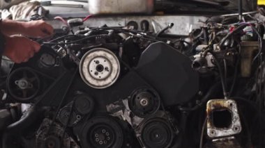 Otomatik Tamirci Araç Motoru Elektrik Sistemi 'ni ve Atölyede Bujileri Denetliyor.