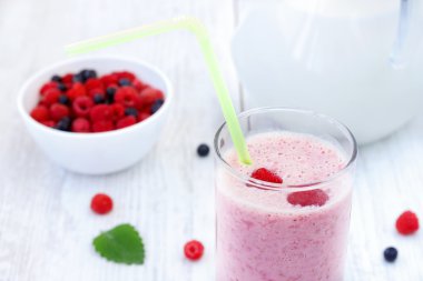 Ahududu ve böğürtlen muzlu süt beyaz ahşap tablo