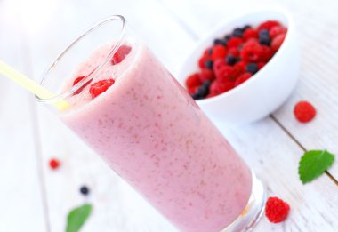 Ahududu ve böğürtlen muzlu süt beyaz ahşap tablo