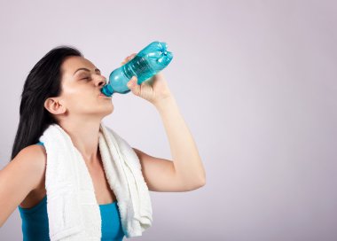 genç kadın içme suyu plastik şişe portresi.