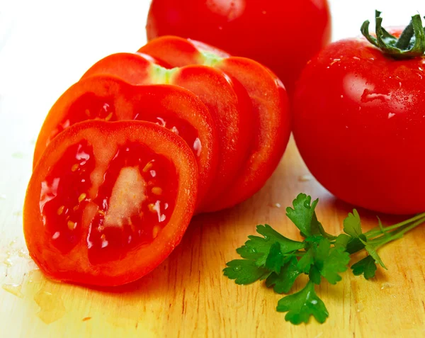 Fresh sliced tomatoes with water drops on them — Stock Photo, Image
