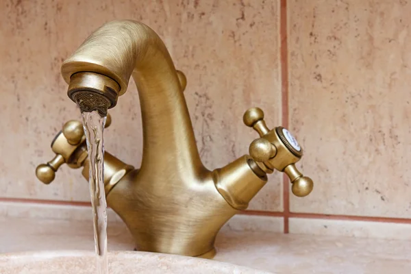 Water flowing from vintage or retro faucet — Stock Photo, Image