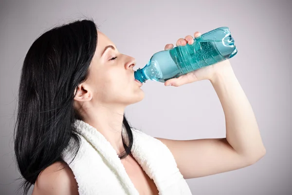Retrato de jovem mulher bebendo água — Fotografia de Stock
