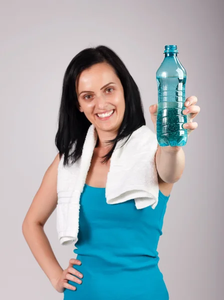 Jeune femme souriante promouvant l'eau — Photo