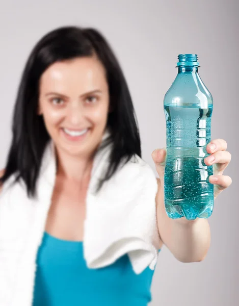 Glimlachend jonge vrouw bevordering van water — Stockfoto