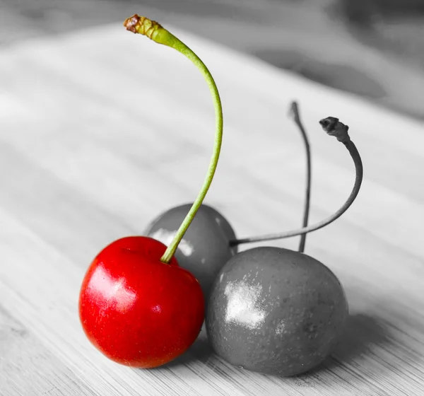 Close-up of a bunch of fresh red cherries on wooden table. — Stock Photo, Image