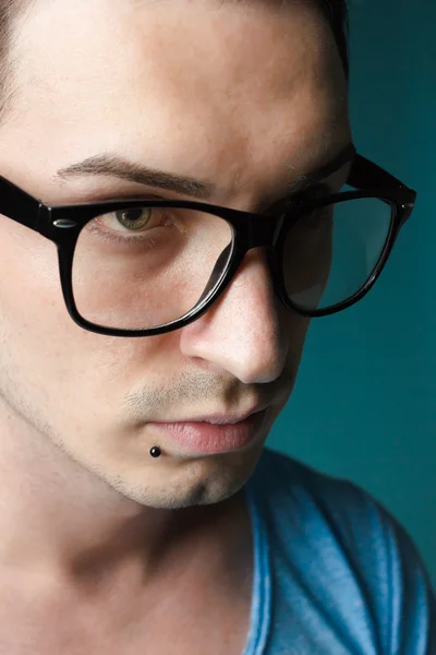 Junger männlicher Hipster mit Brille und schwarzem Piercing — Stockfoto